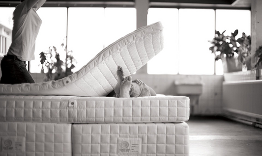 Søvn som grunnmur og hvorfor materialene vi velger betyr mer enn vi tror